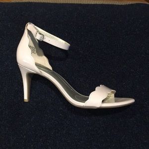 Bandolino Nude Scallop Sandals Sz 7.5